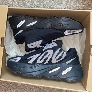 Yeezy 700 MNVN triple black